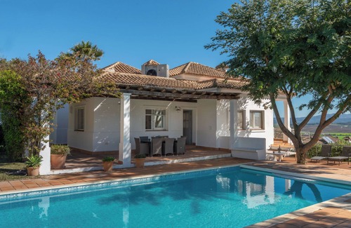 Benalup-Casas Vieja House | Holiday Home 'Dalia' with Private Pool, Wi-Fi and Air Conditioning