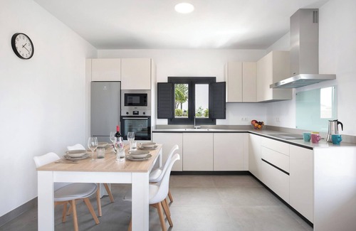 Barrio Nuevo House | Holiday Home 'Casa Valle' with Private Pool, Wi-Fi and Air Conditioning