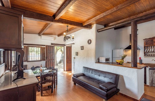 Moron de la Frontera House | Holiday Home 'Rural El Ventorrillo' with Pool & Wi-Fi