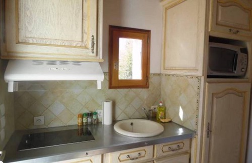 Carnoux-en-Provence House | Holiday Home 'Maisonnette Avec Piscine' with Shared Pool, Private Terrace and Wi-Fi