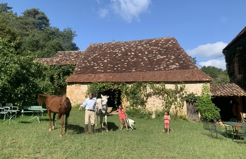 Mauzens-et-Miremont House | Holiday Home 'Grande Maison Au Milieu Des Bois' with Private Terrace, Private Garden and Wi-Fi