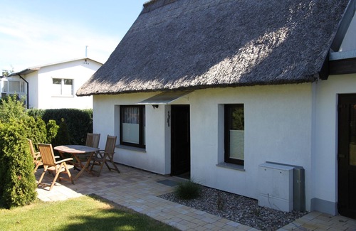 Lubmin House | Holiday Home '1' with Private Terrace, Shared Garden and Wi-Fi