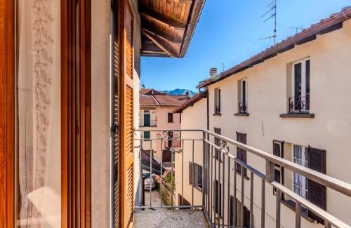 Claino Con Osteno House | Holiday Home A Casa di Lale by Interhome