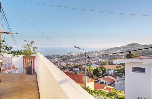 Santa Luzia House | Holiday Home 'A Minha Casa' with Sea View, Private Terrace and Wi-Fi