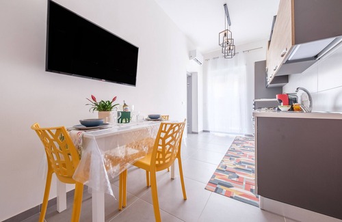 Fondachello House | Holiday Home 'Alba’s Home - Van Gogh' with Balcony, Wi-Fi and Air Conditioning