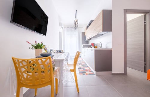Fondachello House | Holiday Home 'Alba’s Home - Van Gogh' with Balcony, Wi-Fi and Air Conditioning