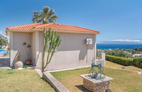 Leivathos House | Holiday Home 'Amalia' with Sea View, Wi-Fi and Air Conditioning