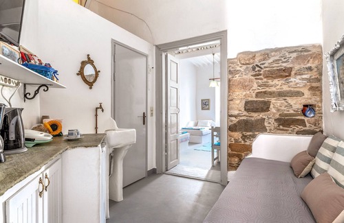 Tinos Town House | Holiday Home 'Apano Vrysi Tinos 3' with Shared Terrace, Wi-Fi and Air Conditioning