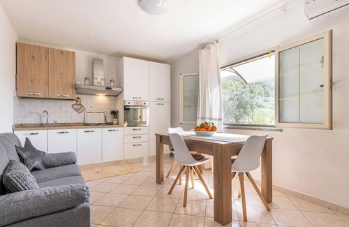 Domus de Maria House | Holiday Home 'Appartamento in Villa Gelsomino' with Mountain View, Garden, A/C & Wi-Fi