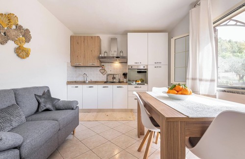 Domus de Maria House | Holiday Home 'Appartamento in Villa Gelsomino' with Mountain View, Garden, A/C & Wi-Fi