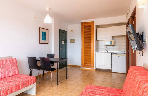 Son Servera House | Holiday Home 'Apto Con Terraza 202' with with Shared Pool, Private Terrace and Air Conditioning