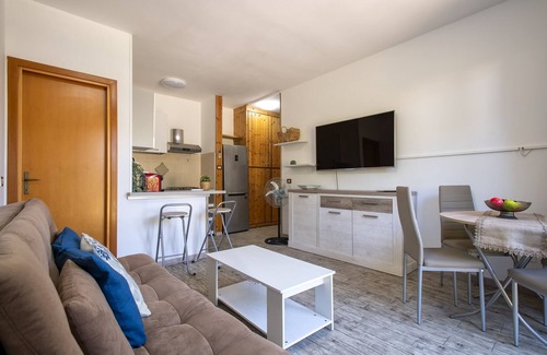 Sorso House | Holiday Home 'Arboriamar' with Private Garden and Air Conditioning