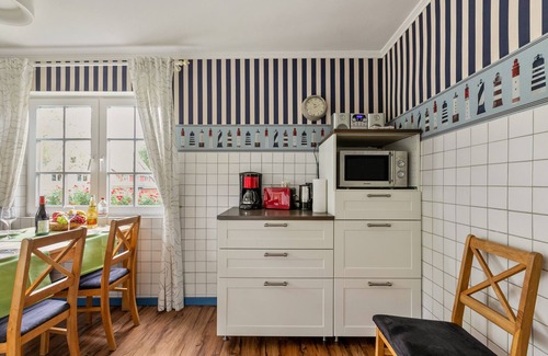 Pellworm House | Holiday Home 'Austernfischer Haus Sonnenschein' with Shared Terrace, Private Garden and Wi-Fi