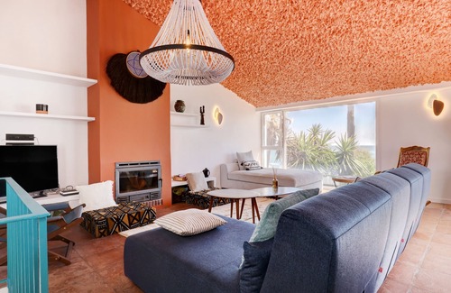 Buenas Noches House | Holiday Home 'Bahia Dorada By The Sea' with Sea View, Shared Pool, Garden & Wi-Fi
