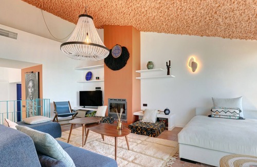 Buenas Noches House | Holiday Home 'Bahia Dorada By The Sea' with Sea View, Shared Pool, Garden & Wi-Fi