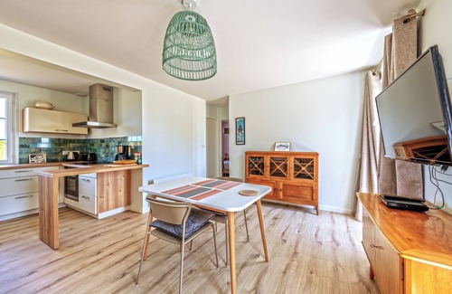 Esquibien House | Holiday Home 'Beach House 1km De La Plage' with Private Terrace, Private Garden and Wi-Fi