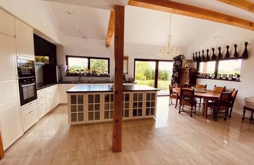 Penmarch House | Holiday Home 'Belle Maison Familiale De Kerscaven' with Private Terrace, Private Garden and Wi-Fi