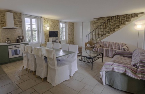 Colonzelle Cottage | Holiday Home 'Billard' with Shared Pool, Private Garden and Wi-Fi