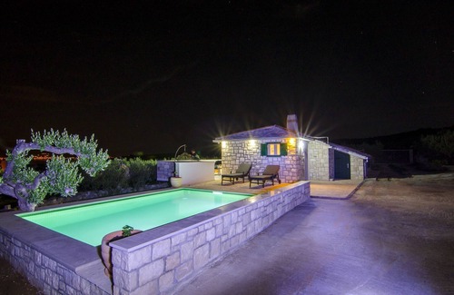 Splitska House | Holiday Home Bliss - Holiday Home with Outdoor Pool and Sea View (ST)