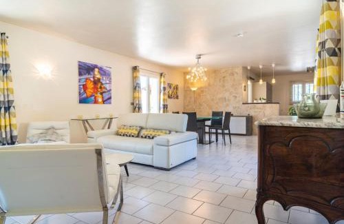 Rocbaron House | Holiday Home Bois d'Astros by Interhome