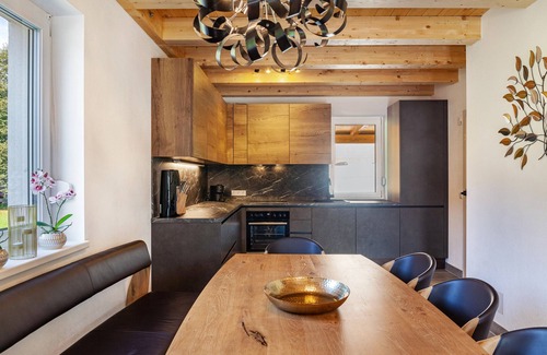 Kotschach-Mauthen House | Holiday home 'Bubbelen Aan De Piste' with mountain view, terrace, jacuzzi and WiFi