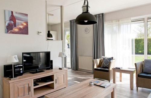 Eernewoude House | Holiday Home Bungalowpark It Wiid by Interhome