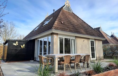 Eernewoude House | Holiday Home Bungalowpark It Wiid by Interhome