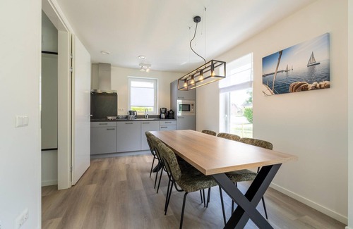 Municipality of Nissewaard House | Holiday Home by Lake Beach Simonshaven