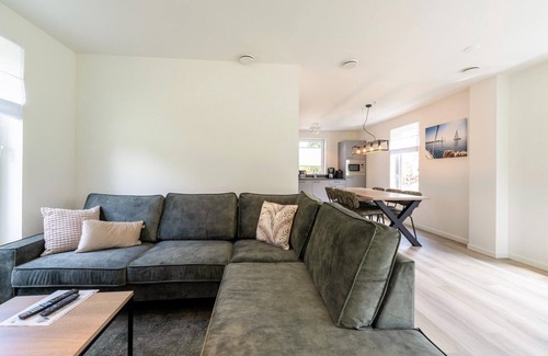 Municipality of Nissewaard House | Holiday Home by Lake Beach Simonshaven