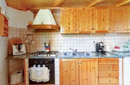 Fluminimaggiore House | Holiday Home 'Casa Rosa' with Mountain View, Wi-Fi and Air Conditioning