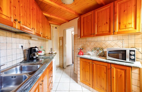 Fluminimaggiore House | Holiday Home 'Casa Rosa' with Mountain View, Wi-Fi and Air Conditioning