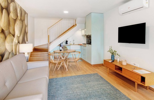 Camara de Lobos Apartment | Holiday Home "Casa do Calhau" close to the Sea with Private Terrace & Wi-Fi