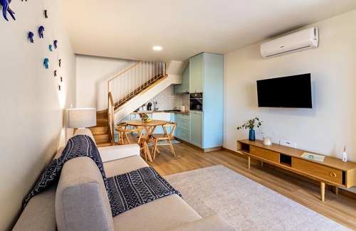 Camara de Lobos House | Holiday Home "Casa das Andorinhas" with Private Terrace & Wi-Fi