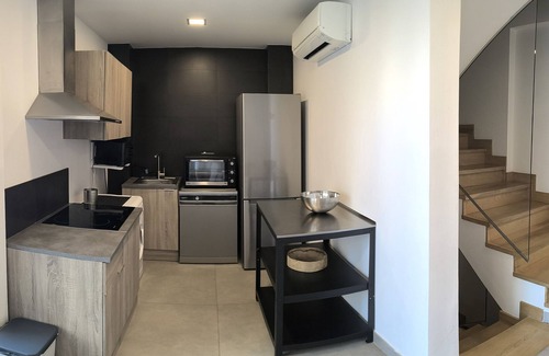 Cervantes House | Holiday Home 'Casa Con Jardín, Aparcamiento' with Mountain View, Wi-Fi and Air Conditioning