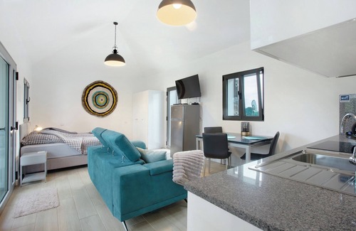 Vila Baleira House | Holiday Home 'Casa Do Vinho' with Sea View, Private Terrace and Wi-Fi