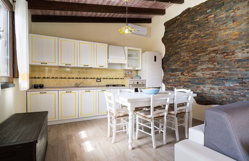 Dorgali House | Holiday Home 'Casa Luna' with Lake View, Wi-Fi and Air Conditioning