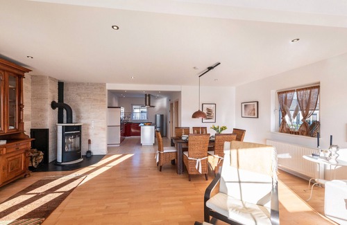 Marlow House | Holiday Home 'Casa Meeresbrise am Vogelpark Marlow' with Private Terrace and Private Garden