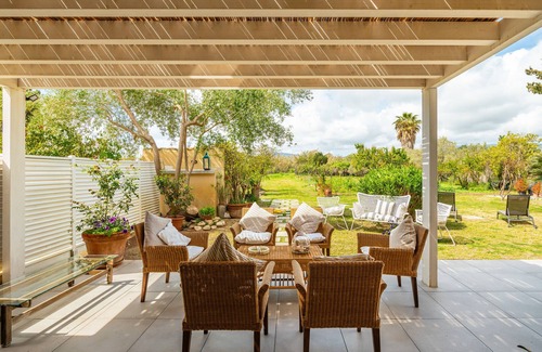 Pula House | Holiday Home 'Casa Peppina Sulla Spiaggia' with Private Terrace, Wi-Fi and Air Conditioning