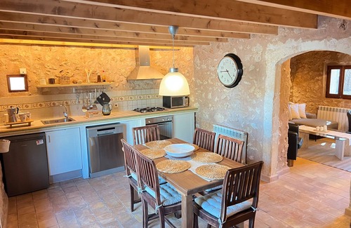 Costitx House | Holiday Home 'Casa Pina' with Mountain View, Shared Pool and Wi-Fi