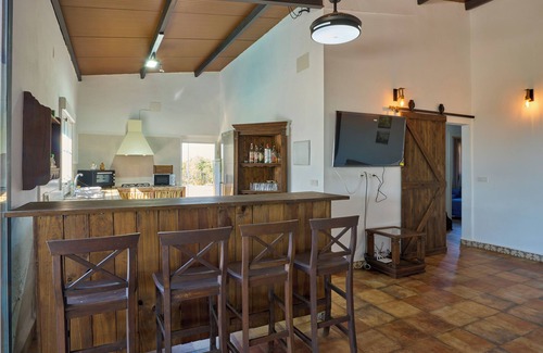 La Carlota House | Holiday Home 'Casa Rural Olivar De La Marquesa' with Private Pool, Wi-Fi and Air Conditioning