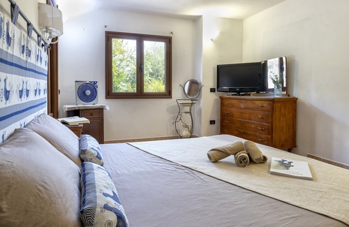 Sorso House | Holiday Home 'Casa Salottino' with Terrace, Shared Garden & Wi-Fi