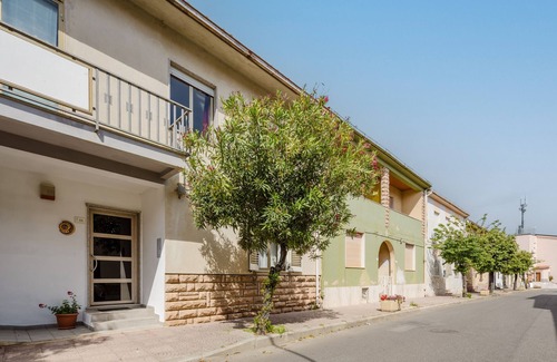 Magomadas House | Holiday Home 'Casa Sole Luna Magomadas' with Private Garden, Balcony and Wi-Fi