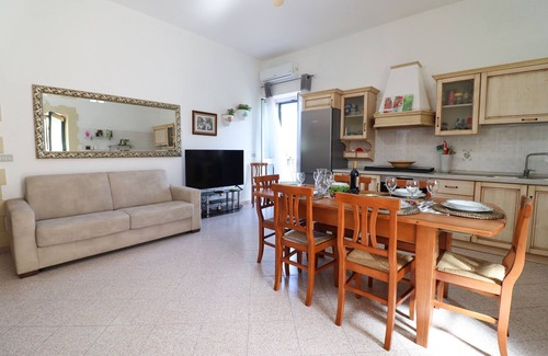 Otranto House | Holiday Home 'Casa Vacanze Jasmine A Otranto' with Balcony, Wi-Fi and Air Conditioning