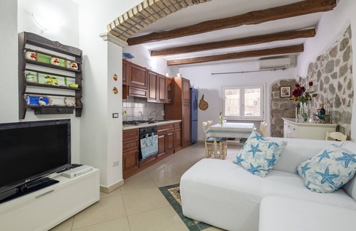 Loceri House | Holiday Home "Casa Vacanza Il Murales" with Wi-Fi & A/C
