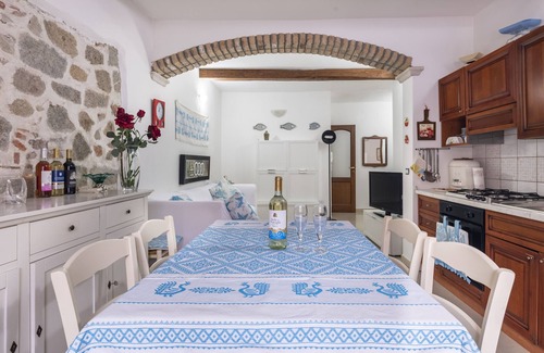 Loceri House | Holiday Home "Casa Vacanza Il Murales" with Wi-Fi & A/C