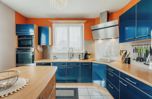 Plumaudan House | Holiday Home 'Charmante Maison' with Private Terrace, Private Garden and Wi-Fi