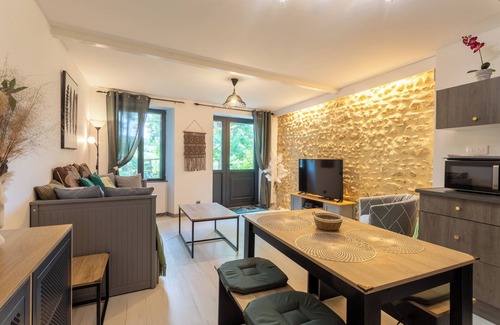 Monein House | Holiday Home 'Cholena - Domaine Helaku' with Shared Terrace, Shared Garden and Wi-Fi