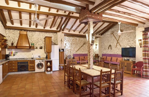 Lucena House | Holiday Home 'Cortijo Las Gregorias' with Mountain View, Wi-Fi and Air Conditioning