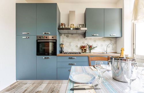 Villaggio delle Mimose House | Holiday Home 'Da Elisa' with Private Terrace, Wi-Fi and Air Conditioning