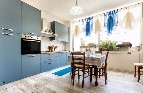 Villaggio delle Mimose House | Holiday Home 'Da Elisa' with Private Terrace, Wi-Fi and Air Conditioning